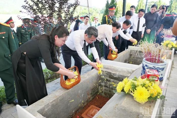 Các đồng chí lãnh đạo Đảng, Chính phủ, Quốc hội tham gia nghi thức an táng hài cốt liệt sĩ tại Nghĩa trang Liệt sĩ Vị Xuyên.