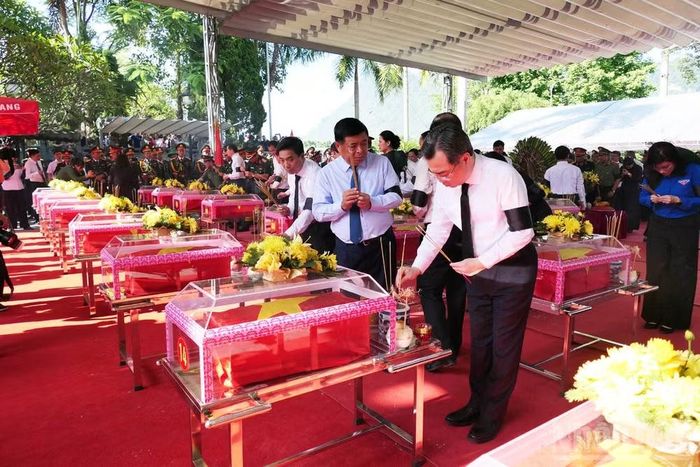 Đồng chí Nguyễn Thanh Nghị, Ủy viên Bộ Chính trị, Bí thư Trung ương Đảng, Trưởng ban Chính sách, Chiến lược Trung ương thắp hương tưởng nhớ các Anh hùng liệt sĩ.