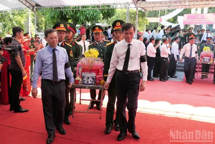 Các đồng chí lãnh đạo Đảng, Chính phủ, Quốc hội tham gia nghi thức an táng hài cốt liệt sĩ tại Nghĩa trang Liệt sĩ Vị Xuyên.