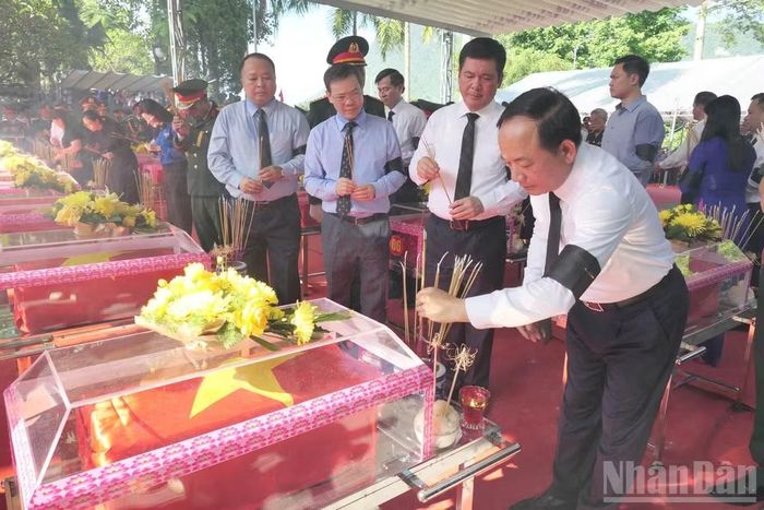 Đồng chí Trịnh Văn Quyết, Ủy viên Bộ Chính trị, Bí thư Trung ương Đảng, Trưởng ban Tuyên giáo và Dân vận Trung ương thắp hương tưởng nhớ các Anh hùng liệt sĩ.
