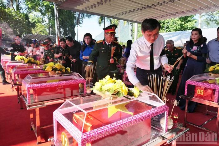 Đồng chí Đoàn Minh Huấn, Ủy viên Bộ Chính trị, Giám đốc Học viện Chính trị quốc gia Hồ Chí Minh, Phó Chủ tịch Thường trực Hội đồng Lý luận Trung ương thắp hương tưởng nhớ các Anh hùng liệt sĩ.
