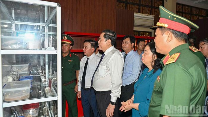 Chủ tịch Quốc hội Trần Thanh Mẫn xem các hiện vật được tìm thấy trong quá trình tìm kiếm, quy tập hài cốt liệt sĩ tại Công viên Lê Thị Riêng.