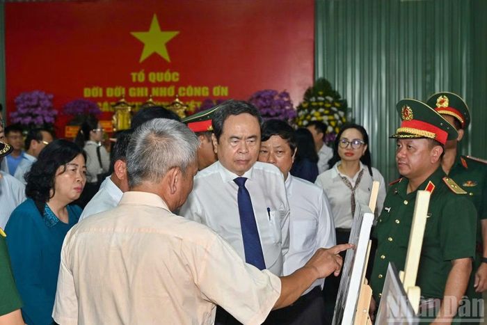 Chủ tịch Quốc hội Trần Thanh Mẫn đã trao đổi với Ban Chỉ đạo 515 Thành phố Hồ Chí Minh về kết quả triển khai công tác tìm kiếm, quy tập hài cốt liệt sĩ tại Công viên Lê Thị Riêng.