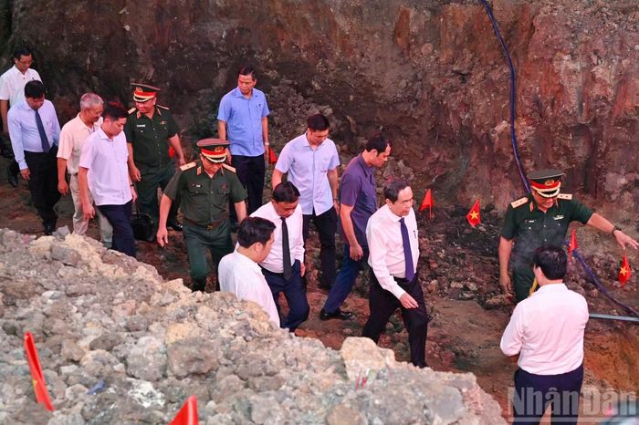 Đoàn công tác Đảng và Nhà nước do Ủy viên Bộ Chính trị, Chủ tịch Quốc hội Trần Thanh Mẫn làm Trưởng đoàn đã đến khảo sát vị trí quy tập hài cốt liệt sĩ tại Công viên Lê Thị Riêng.