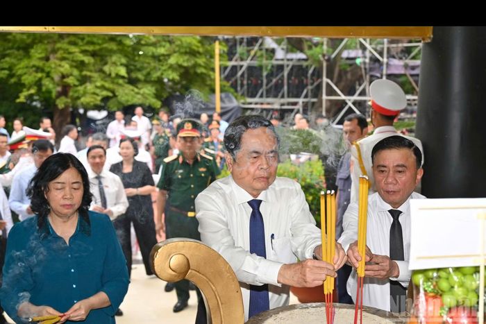 Đoàn công tác Đảng và Nhà nước do Ủy viên Bộ Chính trị, Chủ tịch Quốc hội Trần Thanh Mẫn làm Trưởng đoàn đã dâng hương tưởng nhớ và tri ân công lao to lớn của các Anh hùng liệt sĩ đã chiến đấu, hy sinh vì độc lập, tự do của Tổ quốc.