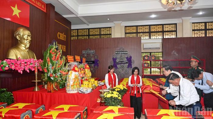  Chiều 26/7, Chủ tịch Quốc hội Trần Thanh Mẫn cùng đoàn công tác Trung ương đã đến dâng hoa, dâng hương các Anh hùng liệt sĩ và thăm, động viên lực lượng đang thực hiện nhiệm vụ tìm kiếm, quy tập hài cốt liệt sĩ tại Công viên Lê Thị Riêng, phường Hòa Hưng, Thành phố Hồ Chí Minh. 