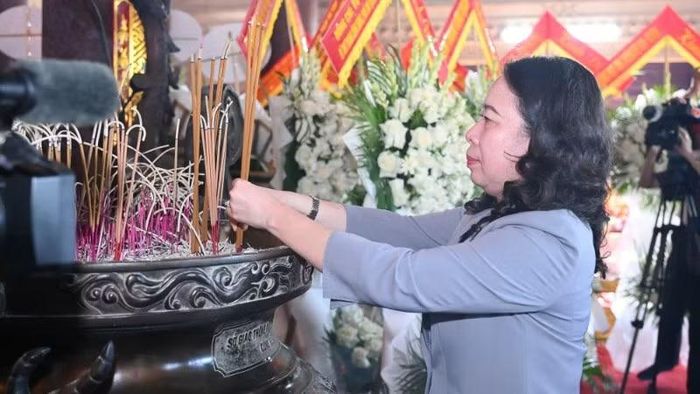 Phó Chủ tịch nước Võ Thị Ánh Xuân dâng hương tri ân tại Nhà tưởng niệm 1.240 Anh hùng liệt sĩ.