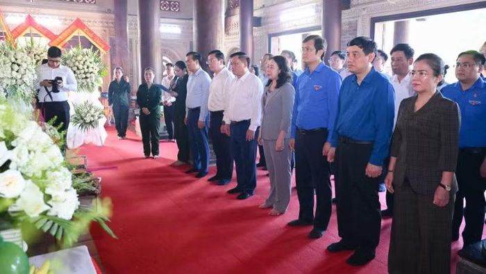Phó Chủ tịch nước cùng đoàn công tác dâng hương tri ân tại Nhà tưởng niệm 1.240 Anh hùng liệt sĩ.