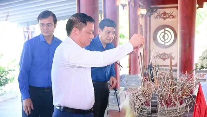 Các đại biểu dâng hương tri ân các Anh hùng liệt sĩ.
