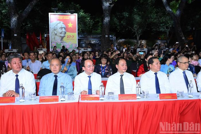Các đại biểu dự Chương trình cầu truyền hình "Sao sáng dẫn đường" tại điểm cầu Hà Nội.