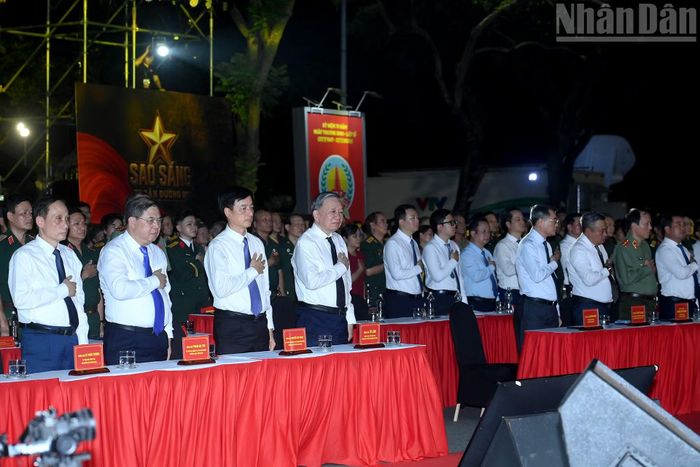 Tổng Bí thư, Chủ tịch nước Tô Lâm, Thủ tướng Lê Minh Hưng và các đại biểu dự Chương trình cầu truyền hình "Sao sáng dẫn đường" tại điểm cầu Hà Nội.