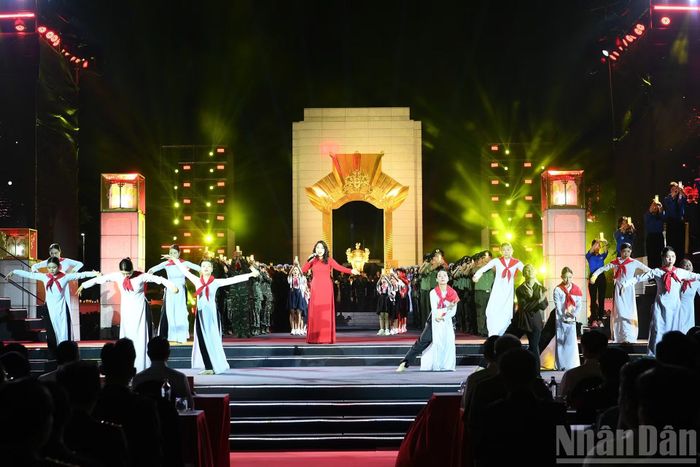 Tiết mục nghệ thuật tại Chương trình cầu truyền hình "Sao sáng dẫn đường" tại điểm cầu Hà Nội.