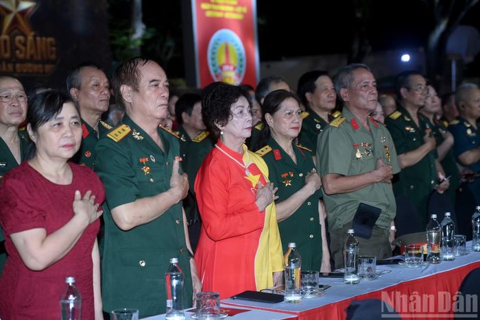 Các đại biểu dự Chương trình cầu truyền hình "Sao sáng dẫn đường" tại điểm cầu Hà Nội.
