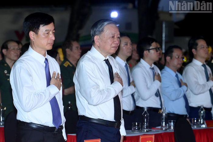 Tổng Bí thư, Chủ tịch nước Tô Lâm và các đại biểu dự Chương trình cầu truyền hình "Sao sáng dẫn đường" tại điểm cầu Hà Nội.