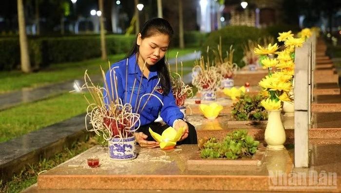 Đoàn viên tỉnh Điện Biên thành kính thắp nến tri ân.