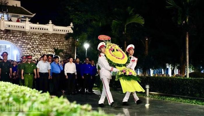 Trong không khí trang nghiêm, tĩnh lặng của đêm 26/7, hàng trăm đoàn viên thanh niên đại diện thế hệ trẻ tỉnh Điện Biên đã thành kính viếng các Anh hùng liệt sĩ tại Nghĩa trang Liệt sĩ A1.