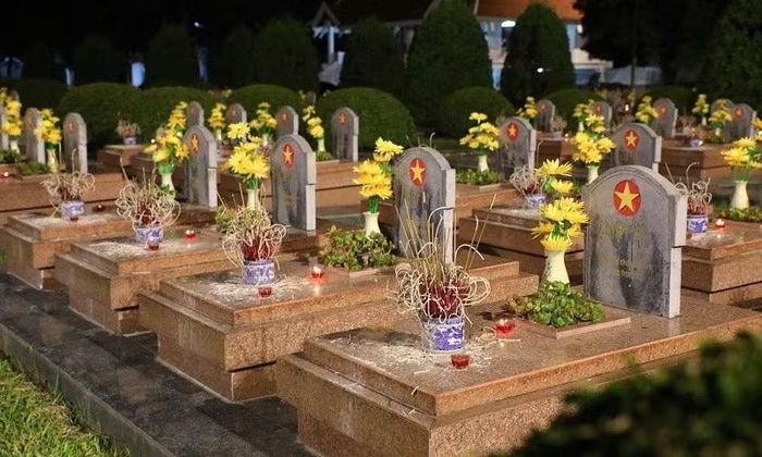  Đêm ở Nghĩa trang Liệt sĩ A1 hàng trăm ngọn nến được thắp lên như những vì sao sáng trên bầu trời... 