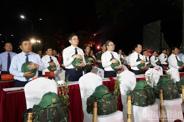 Các đại biểu dự chương trình tưởng nhớ các Anh hùng liệt sĩ.