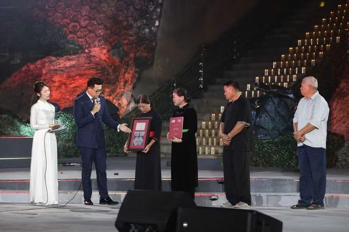 Chương trình trao kỷ vật cho gia đình liệt sĩ Hoàng Văn Địch.