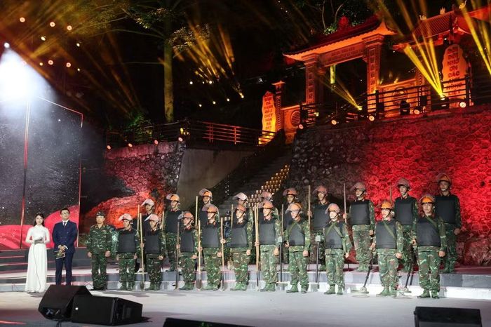 Tham gia chương trình có các chiến sĩ thực hiện nhiệm vụ rà phá bom mìn, vật nổ trên tuyến biên giới Tuyên Quang.