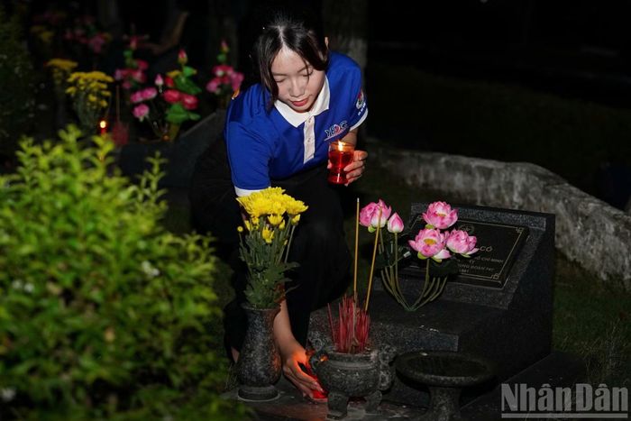 Mỗi ngọn nến là một lời tri ân sâu sắc, là lời hứa tiếp bước từ thế hệ trẻ thành phố hôm nay.