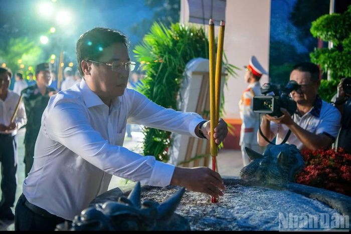 Phó Bí thư Thường trực Thành ủy Thành phố Hồ Chí Minh Lê Quốc Phong dâng hương tại Nghĩa trang Liệt sĩ Thành phố Hồ Chí Minh.