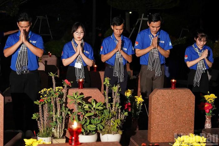 Đoàn viên, thanh niên, sinh viên thành phố thắp nến tri ân các Anh hùng liệt sĩ.