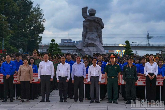 Các đồng chí lãnh đạo và đại biểu dự Lễ thắp nến tri ân các Anh hùng liệt sĩ tại Nghĩa trang Liệt sĩ Thành phố Hồ Chí Minh.