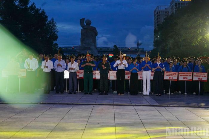 Lãnh đạo Thành ủy Thành phố Hồ Chí Minh cùng đoàn viên, thanh niên, học sinh, sinh viên thành phố dâng hoa, dâng hương và thắp những ngọn nến tri ân tại từng phần mộ liệt sĩ.