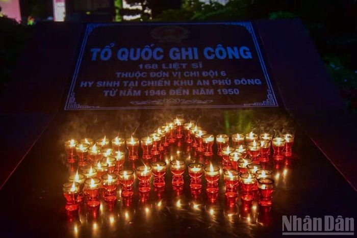 Sau lễ tưởng nhớ, lãnh đạo Thành ủy Thành phố Hồ Chí Minh cùng đoàn viên, thanh niên, học sinh, sinh viên thành phố dâng hoa, dâng hương và thắp những ngọn nến tri ân tại từng phần mộ liệt sĩ.