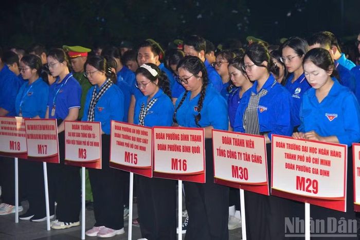 Hàng nghìn người thắp nến tri ân các Anh hùng liệt sĩ ở nghĩa trang tại Thành phố Hồ Chí Minh. Đoàn viên, thanh niên, sinh viên thành phố thắp nến tri ân các Anh hùng liệt sĩ.