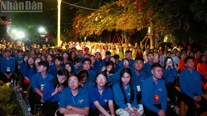 Em Nguyễn Thùy Linh (hàng đầu, thứ hai từ trái qua), ở phường Nhiêu Lộc, xúc động cho biết: “Em đã biết công tác quy tập liệt sĩ tại đây, tối nay được xem chương trình ý nghĩa này, em hiểu hơn về những câu chuyện xúc động của các gia đình thân nhân liệt sĩ trên khắp cả nước, mong các ông, các bác sớm được trở về với gia đình”.