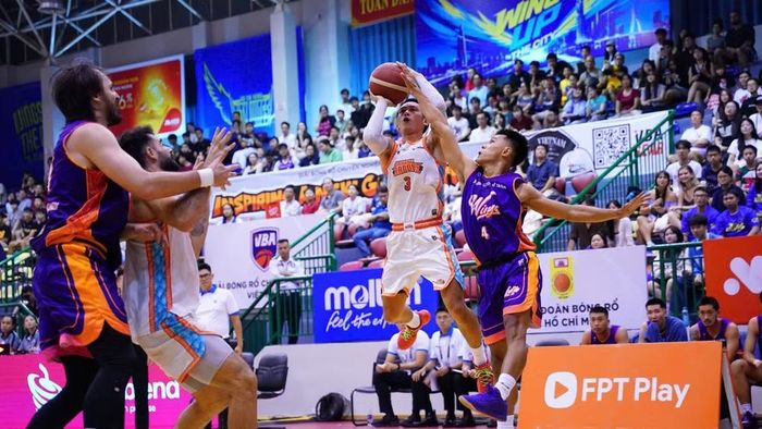 Nguyễn Toàn Anh nỗ lực giữ lợi thế dẫn điểm cho Danang Dragons ở hiệp 3. (Ảnh: VBA)