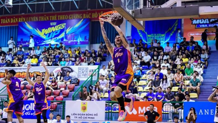 Dakota Zinser úp rổ ghi điểm cho Ho Chi Minh City Wings. (Ảnh: VBA)