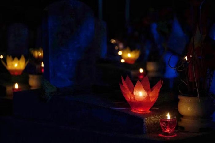 Hàng nghìn ngọn nến được thắp sáng trong đêm tại Nghĩa trang Liệt sĩ Việt-Lào.
