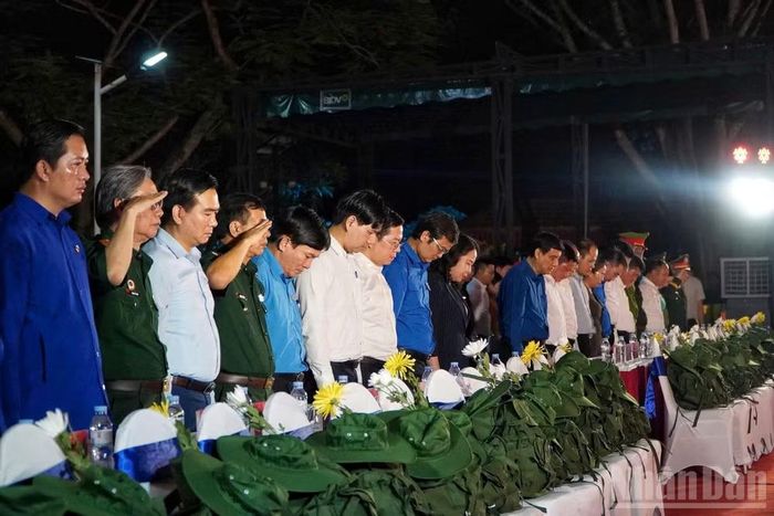 Các đồng chí lãnh đạo, đại biểu, thân nhân liệt sĩ, người có công, đoàn viên, thanh niên và nhân dân cùng thành kính dâng hoa, dâng hương, dành phút tưởng niệm Chủ tịch Hồ Chí Minh, các bậc tiền bối cách mạng và các Anh hùng liệt sĩ.