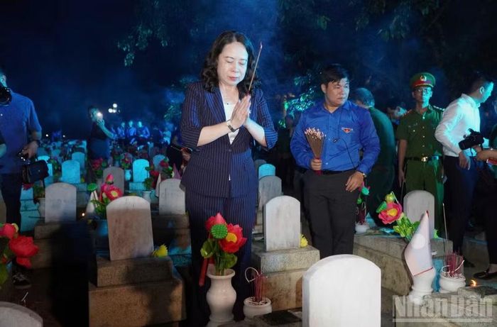 Đồng chí Võ Thị Ánh Xuân, Bí thư Trung ương Đảng, Phó Chủ tịch nước Cộng hòa xã hội chủ nghĩa Việt Nam dâng hương các phần mộ tại Nghĩa trang Liệt sĩ Việt-Lào.
