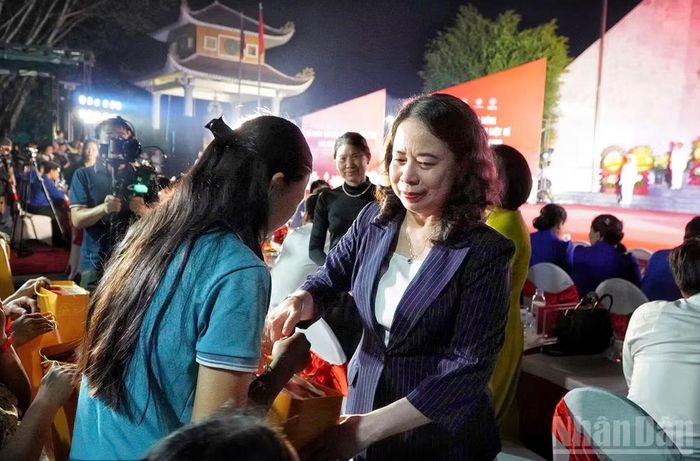 Đồng chí Võ Thị Ánh Xuân, Bí thư Trung ương Đảng, Phó Chủ tịch nước Cộng hòa xã hội chủ nghĩa Việt Nam trao 79 suất quà tới các thương binh, bệnh binh, gia đình người có công với cách mạng.