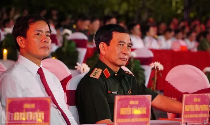 Đại tướng Phan Văn Giang, Phó Thủ tướng Chính phủ, Bộ trưởng Quốc phòng và đồng chí Nguyễn Văn Phương, Bí thư Tỉnh ủy Quảng Trị xúc động theo dõi chương trình.