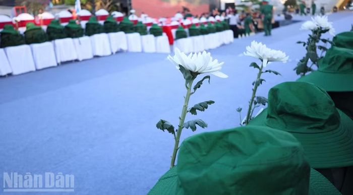 Hàng ghế danh dự đầu tiên được dành để tưởng nhớ các Anh hùng liệt sĩ.