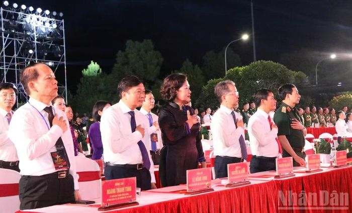 Đại biểu dự chương trình cầu truyền hình trực tiếp "Sao sáng dẫn đường" tại Quảng Trị.