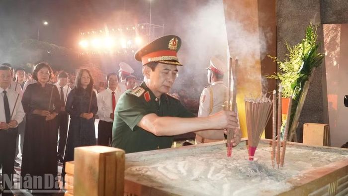 Đồng chí Đại tướng Phan Văn Giang, Phó Thủ tướng Chính phủ, Bộ trưởng Quốc phòng thành kính dâng hương, tưởng nhớ các Anh hùng liệt sĩ đang yên nghỉ tại Nghĩa trang Liệt sĩ quốc gia Đường 9.
