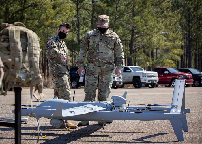 Binh lính Mỹ tìm hiểu mẫu UAV Aerosonde HQ của công ty Textron Systems. Ảnh: US Army