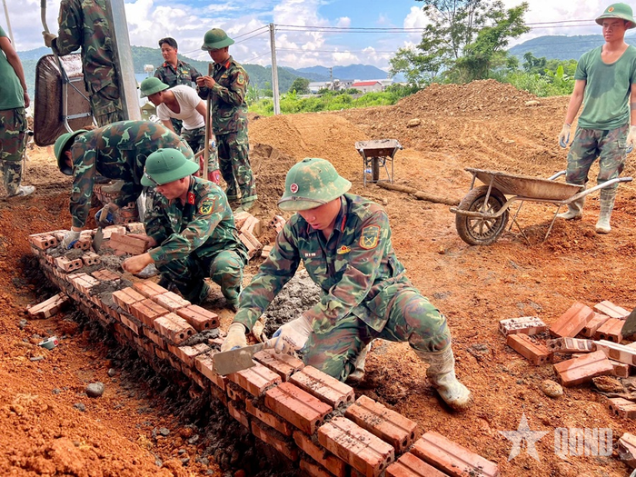  Bộ đội làm thợ xây. 