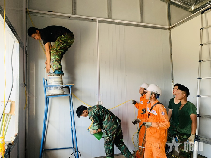  Lắp đặt hệ thống điện.