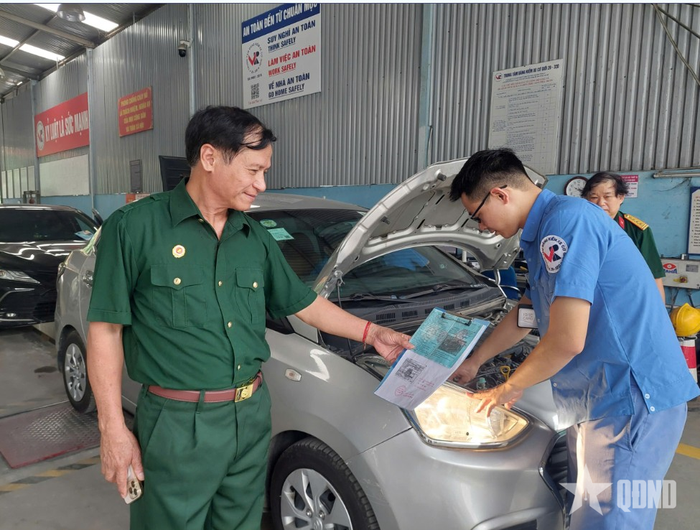 Doanh nhân, cựu chiến binh Vũ Xuân Hợi, Chủ tịch Hội đồng quản trị Công ty Cổ phần Dịch vụ-Thương mại xuất, nhập khẩu Nam Á kiểm tra tiến độ công việc tại đơn vị, tháng 7-2026.