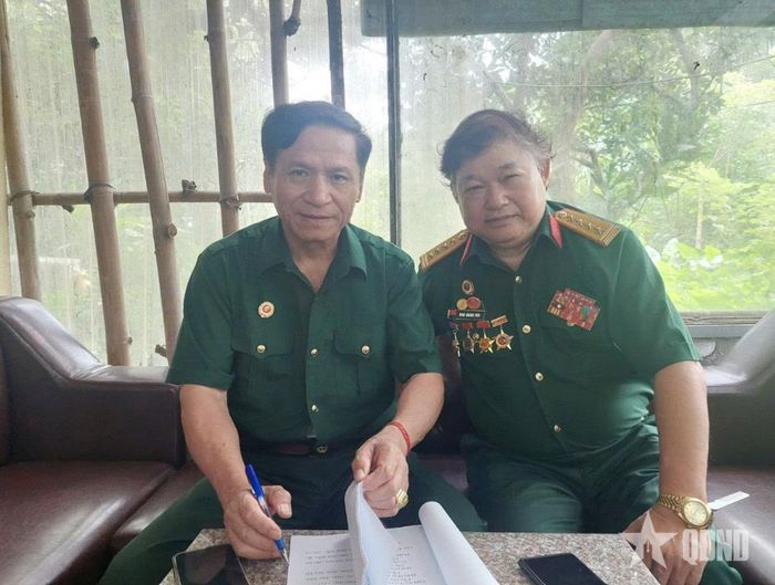 Doanh nhân, cựu chiến binh Vũ Xuân Hợi, Chủ tịch Hội đồng quản trị Công ty Cổ phần Dịch vụ-Thương mại xuất, nhập khẩu Nam Á (bên trái) và đồng đội. 