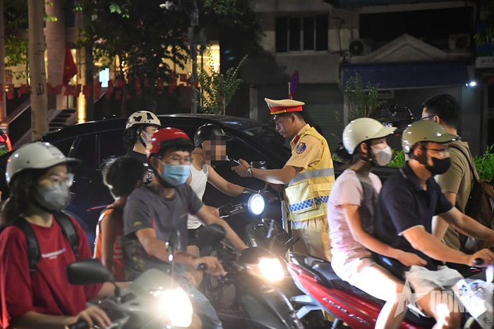 Lực lượng chức năng tiến hành kiểm tra nồng độ cồn với người điều khiển phương tiện tại Hà Nội.