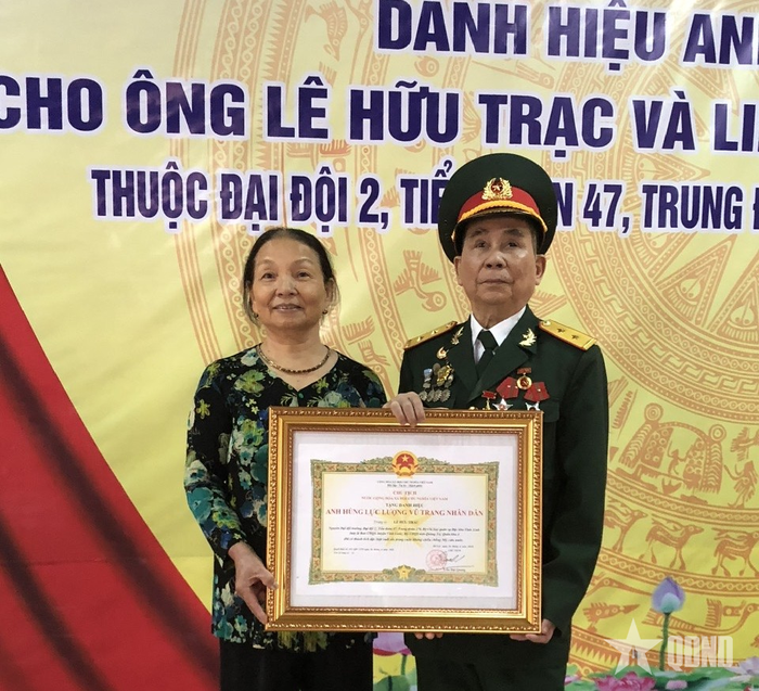 Cựu chiến binh Lê Hữu Trạc tại buổi lễ phong tặng danh hiệu Anh hùng LLVT nhân dân. Ảnh nhân vật cung cấp