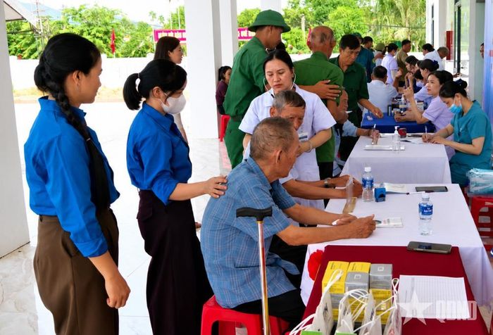 Tư vấn, cấp phát thuốc miễn phí và hướng dẫn chăm sóc sức khỏe cho các thương binh, bệnh binh và người có công.